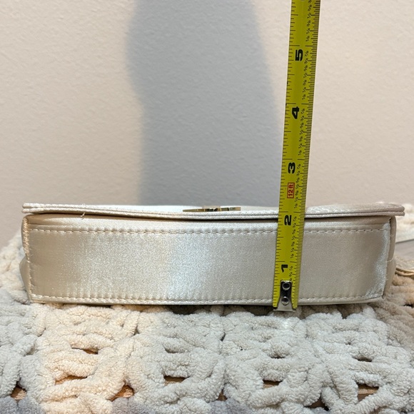 Emirates Airline Amenity Bag Elegant Cream Satin Clutch - Picture 11 of 12